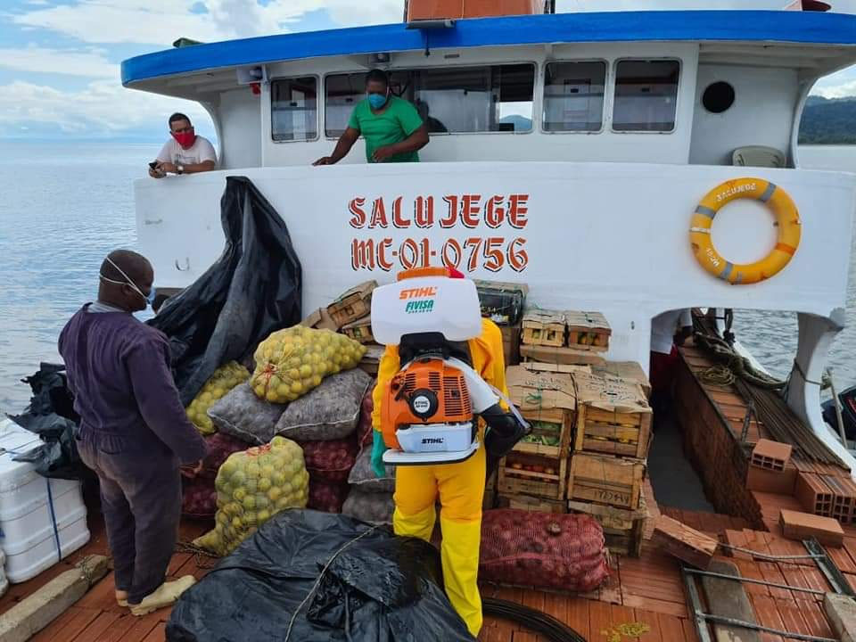 Desinfectan barcos de cabotaje en Nuquí