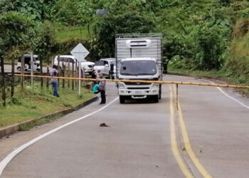 Indígenas bloquean vía Quibdó-Medellín en El 18