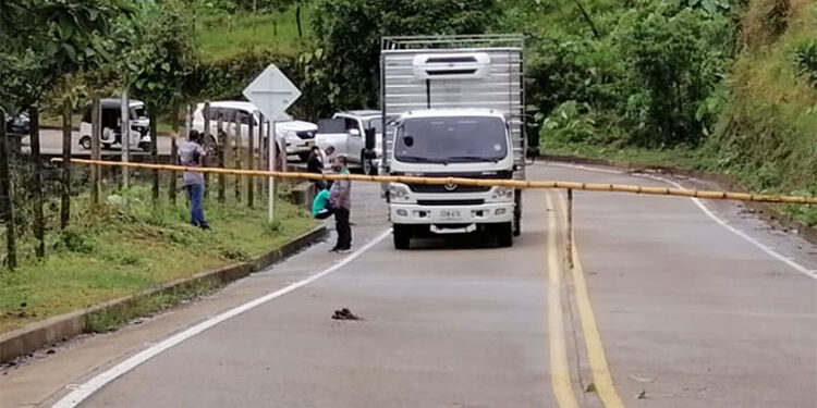 Indígenas bloquean vía Quibdó-Medellín en El 18