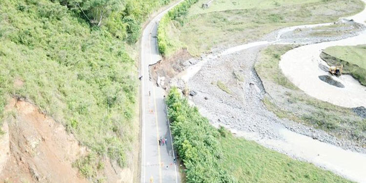 Sigue cerrada la vía Chocó-Risaralda por pérdida de banca