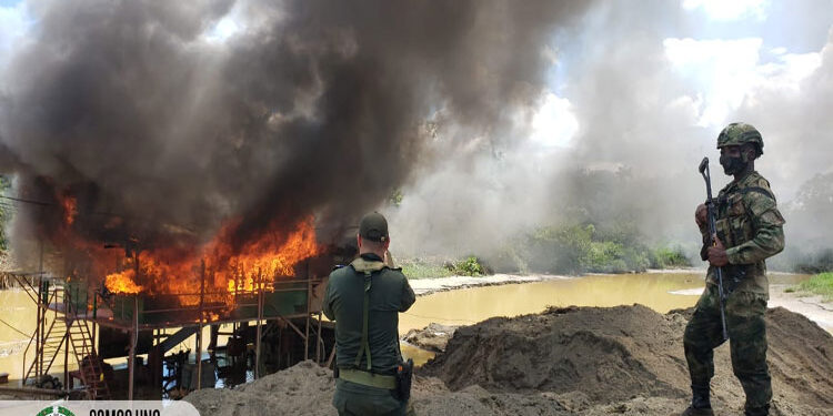 Dinamitaron cuatro dragas en el río Quito