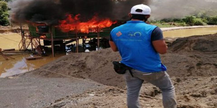 Destruyen cuatro dragas y dos retros en el río Quito