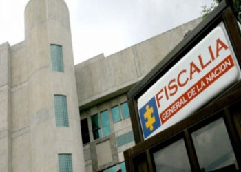 Fiscalía imputó cargos contra dos policías por violar aislamiento preventivo