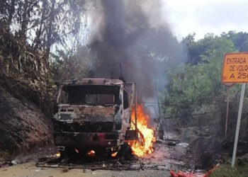Varios muertos en accidente en la vía Quibdó-Medellín.  Indígenas quemaron un camión.