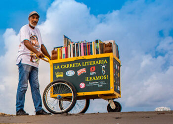 Un quibdoseño promueve la lectura con una carreta llena de libros en Cartagena