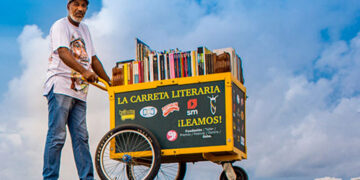 Un quibdoseño promueve la lectura con una carreta llena de libros en Cartagena
