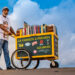 Un quibdoseño promueve la lectura con una carreta llena de libros en Cartagena