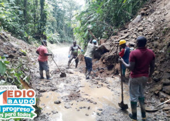 Derrumbes por lluvias continuas cierran vía en Medio Baudó