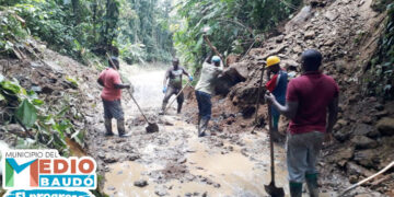 Derrumbes por lluvias continuas cierran vía en Medio Baudó
