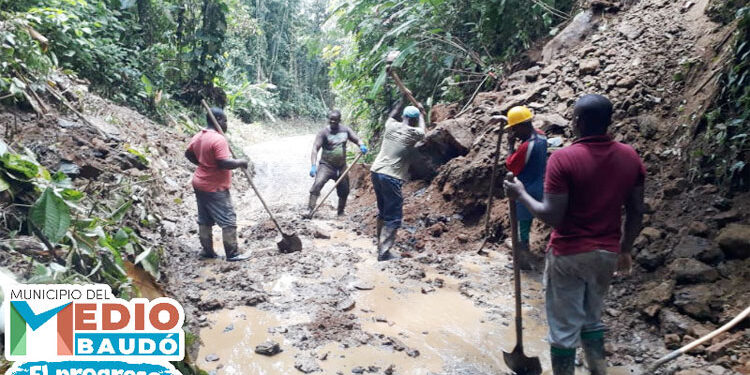 Derrumbes por lluvias continuas cierran vía en Medio Baudó