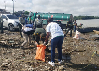 Limpian el puerto arenero de Quibdó en el marco de la Semana por la Paz