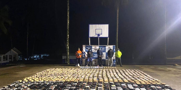 Incautan 642 kilos de marihuana y 69 kilos de coca en interdicción marítima en Bahía Solano