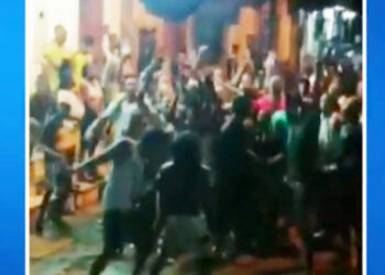 250 jóvenes irresponsables bailaron por las calles de Istmina