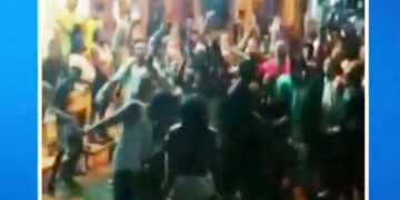 250 jóvenes irresponsables bailaron por las calles de Istmina