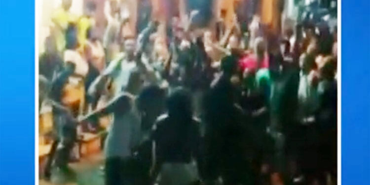 250 jóvenes irresponsables bailaron por las calles de Istmina