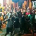 250 jóvenes irresponsables bailaron por las calles de Istmina