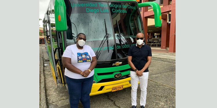Nuevo y moderno bus en la UTCH