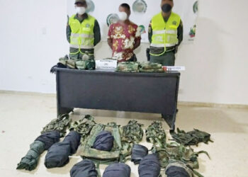 Capturado con uniformes de uso privativo de la fuerza pública