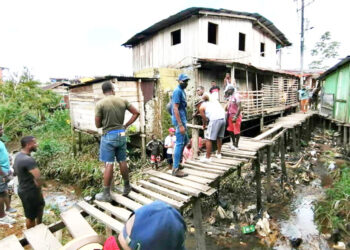 Vecinos de los barrios Porvenir y Paraíso, en Quibdó, repararon el puente que los une