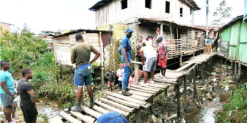 Vecinos de los barrios Porvenir y Paraíso, en Quibdó, repararon el puente que los une