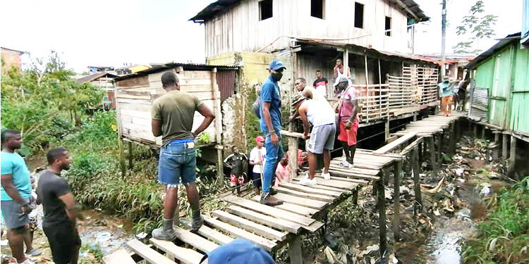 Vecinos de los barrios Porvenir y Paraíso, en Quibdó, repararon el puente que los une
