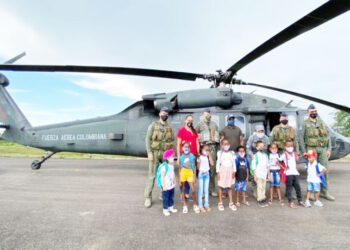 La Fuerza Aérea llevó elementos escolares a los niños de Acandí
