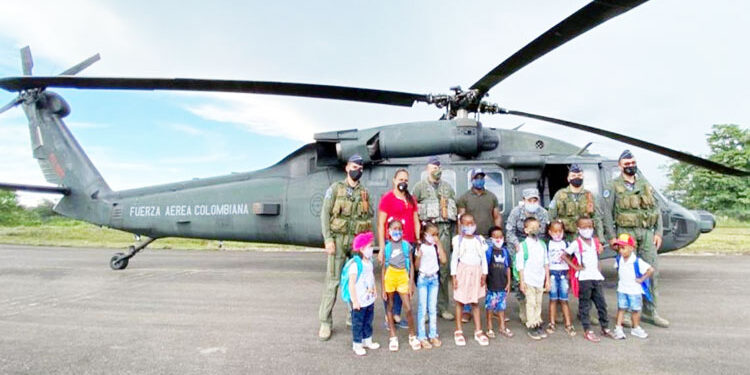 La Fuerza Aérea llevó elementos escolares a los niños de Acandí