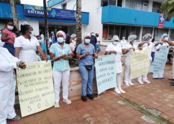 Encadenadas, enfermeras del Hospital San Francisco exigen pago de salarios atrasados