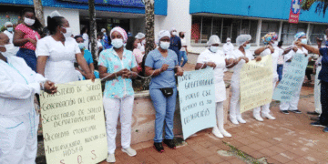Encadenadas, enfermeras del Hospital San Francisco exigen pago de salarios atrasados