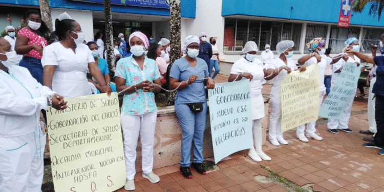 Encadenadas, enfermeras del Hospital San Francisco exigen pago de salarios atrasados