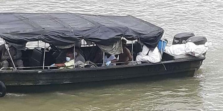 Extraen cadáver del río Atrato, en Quibdó