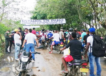 Sigue el bloqueo campesino en la vía Riosucio-Bajirá