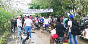 Sigue el bloqueo campesino en la vía Riosucio-Bajirá
