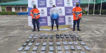 Incautan 50 kilos de coca en bote turístico que iba de Turbo hacia Capurganá, Acandí
