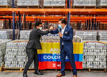 Más de 30 toneladas de agua y alcohol para Chocó y San Andrés