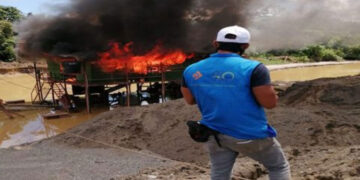 Investigan a varios policías señalados de filtrar información de operativos de destrucción de maquinaria minera