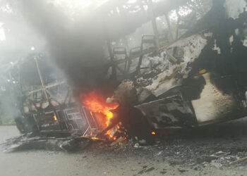 Queman bus de pasajeros en la vía Tadó-Pereira