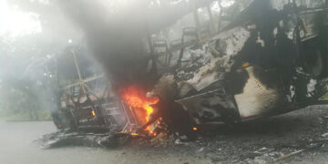 Queman bus de pasajeros en la vía Tadó-Pereira