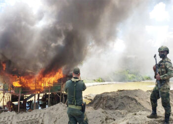 Dinamitan diez equipos mineros en el río Quito
