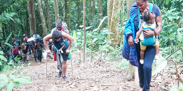 «Recuerdo sus carcajadas mientras nos violaban»: emigrantes cubanas en la selva del Darién