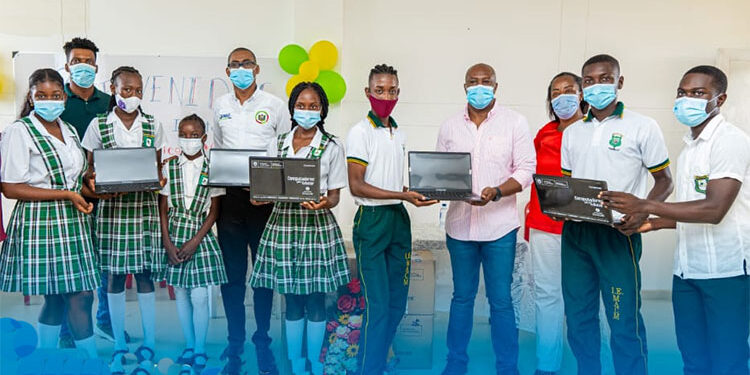 Alcaldía de Quibdó entregó 175 computadores a tres instituciones educativas