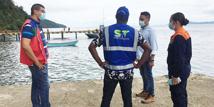 Control al muelle de carga en Bahía Solano