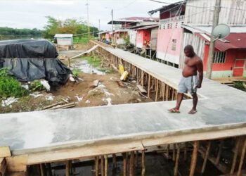 Puente peatonal en Vigía de Curbaradó
