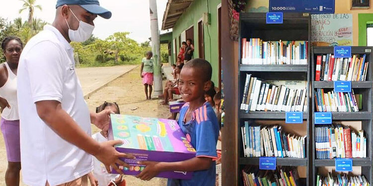Nuquí: alcaldía y Fundación Educambio entregaron ayudas educativas