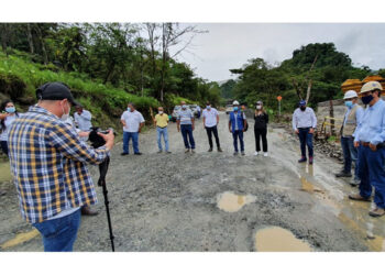 Comité Cívico visitó los trabajos de pavimentación en la vía Quibdó-Medellín