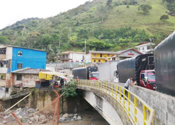 Camioneros bloquean las dos vías al Chocó: también exigen el retiro de la reforma tributaria