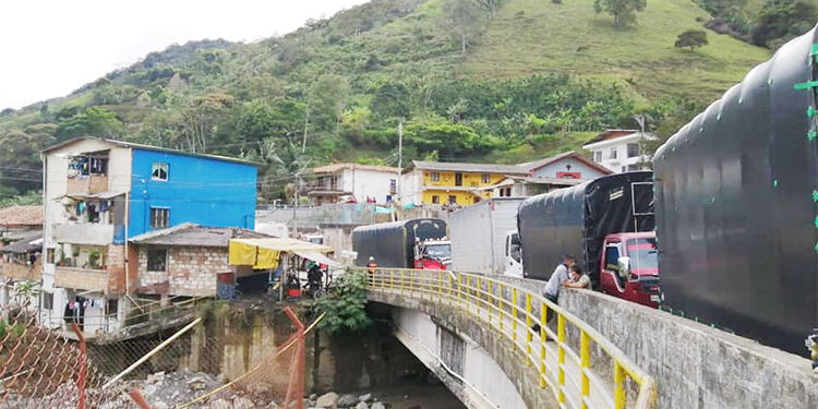 Camioneros bloquean las dos vías al Chocó: también exigen el retiro de la reforma tributaria