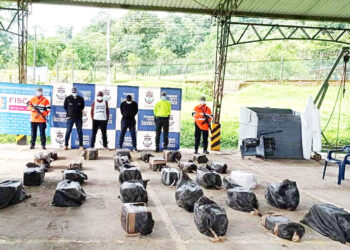 Capturan a dos personas en mar abierto con 565 kilos de coca