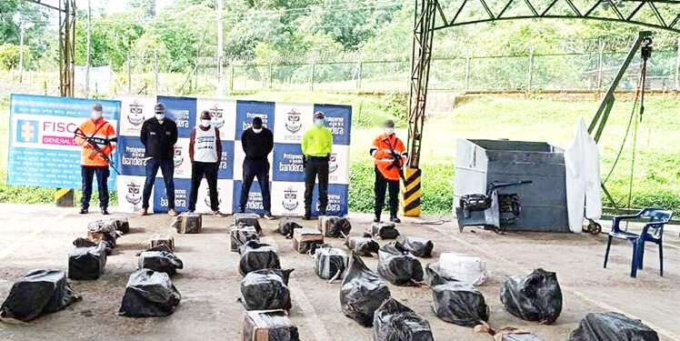 Capturan a dos personas en mar abierto con 565 kilos de coca