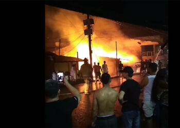 Incendio dejó un inmueble en cenizas